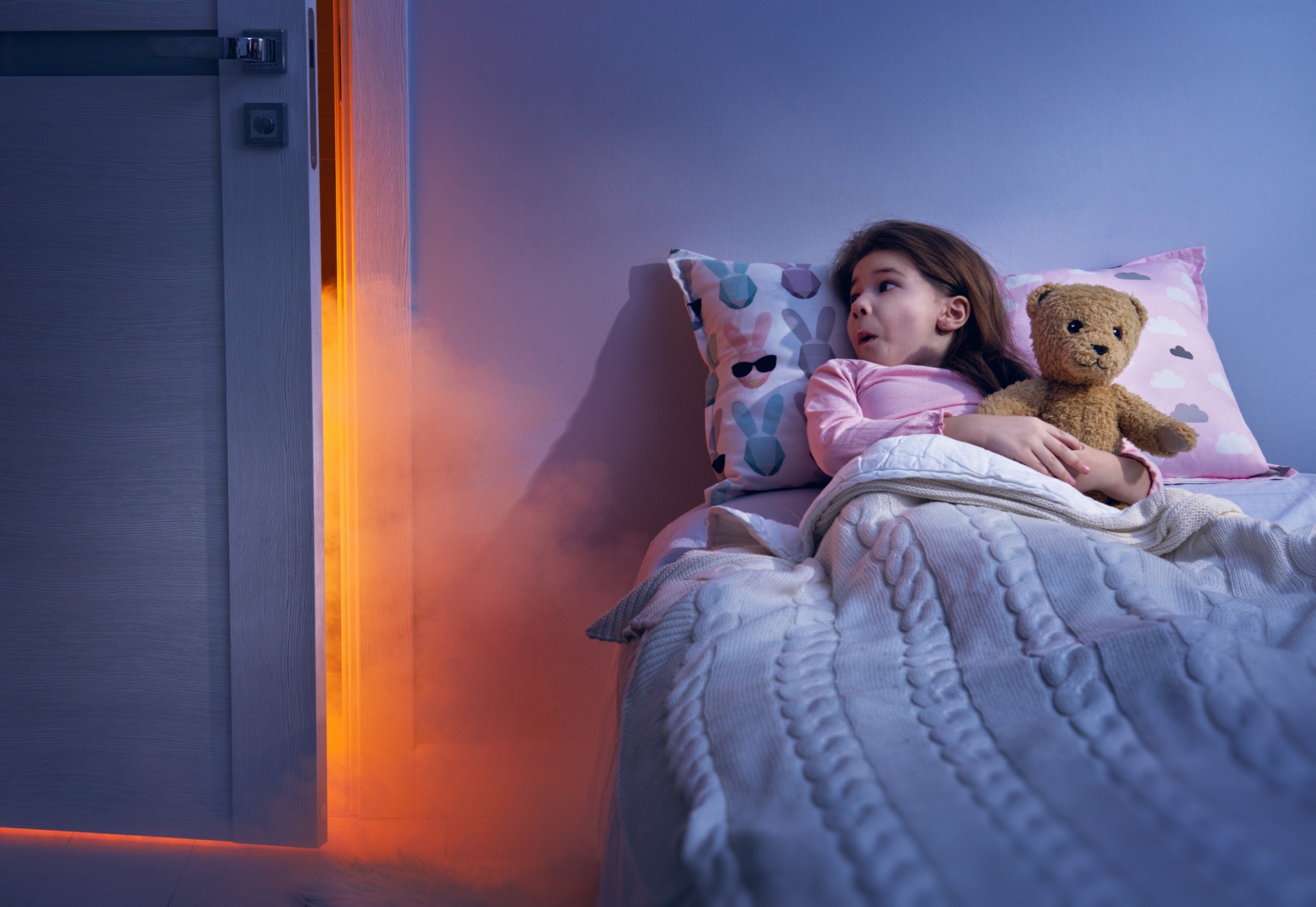 Medo de dormir sozinho é normal na infância?